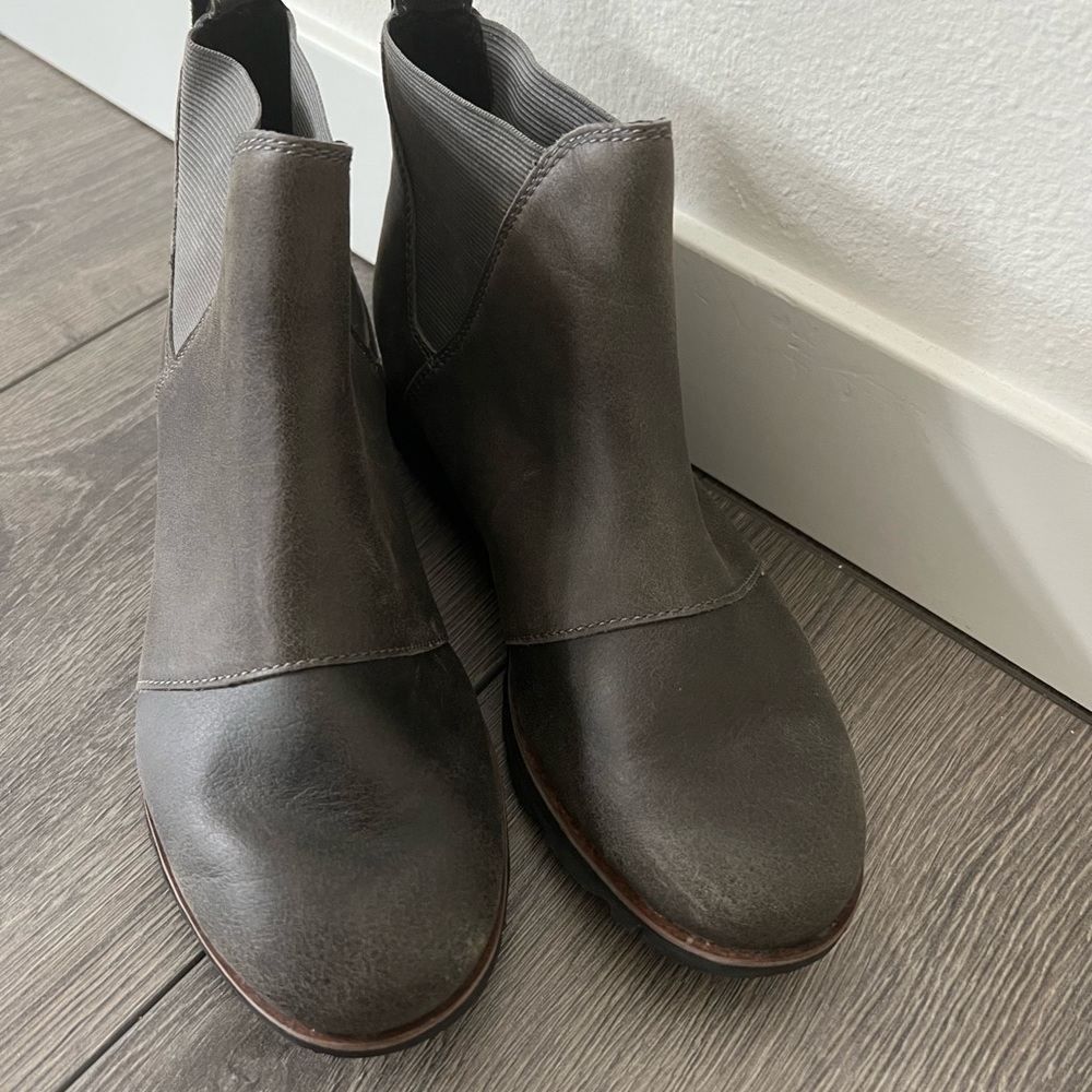 Sorel Women's Gray Chelsea Ankle Boots - Sleek Slip-On Style Size 6